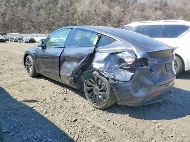 Salvage 2025 Tesla Model Y  in Серый