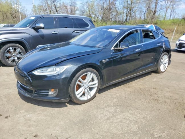 Salvage 2015 Tesla Model S  in Black