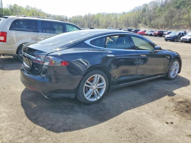 Salvage 2015 Tesla Model S  in Black