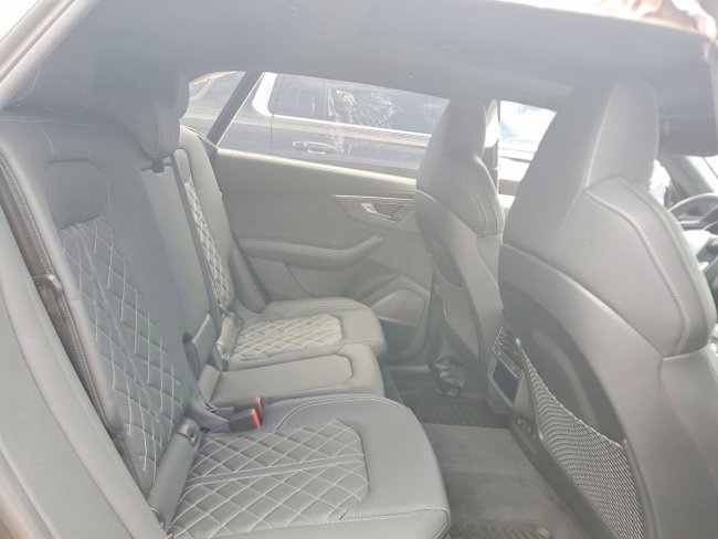 Salvage 2025 Audi Sq8 Prestige in Gray