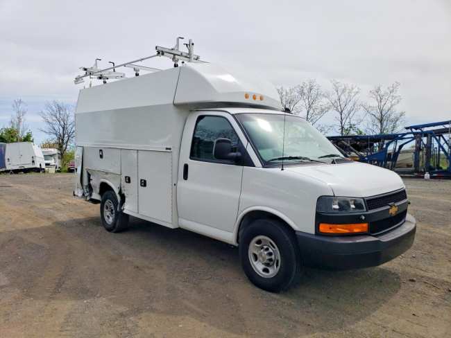 Salvage 2024 Chev Express  in White