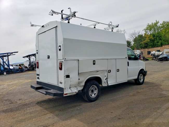 Salvage 2024 Chev Express  in White
