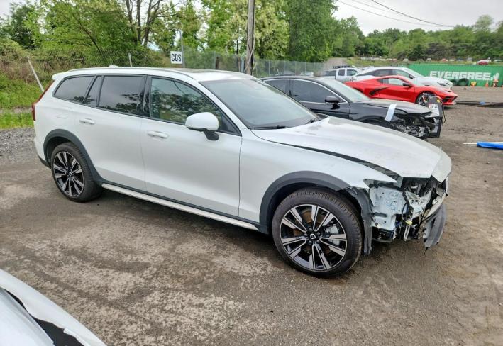 Salvage 2026 Volvo V60 Cross Country Ultra in Белый