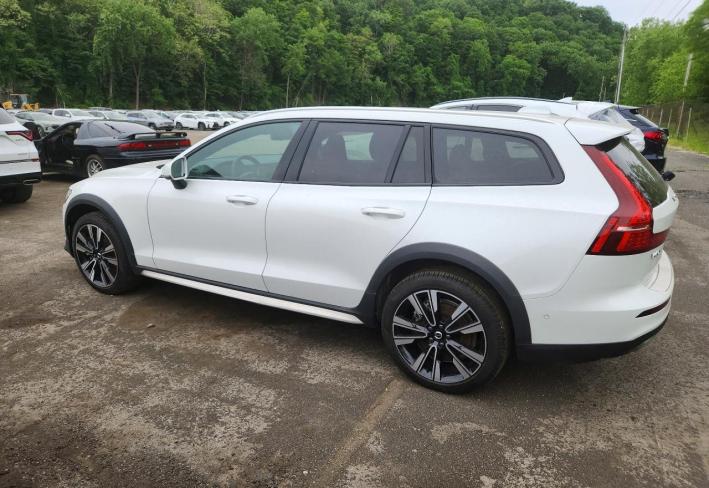 Salvage 2026 Volvo V60 Cross Country Ultra in Белый