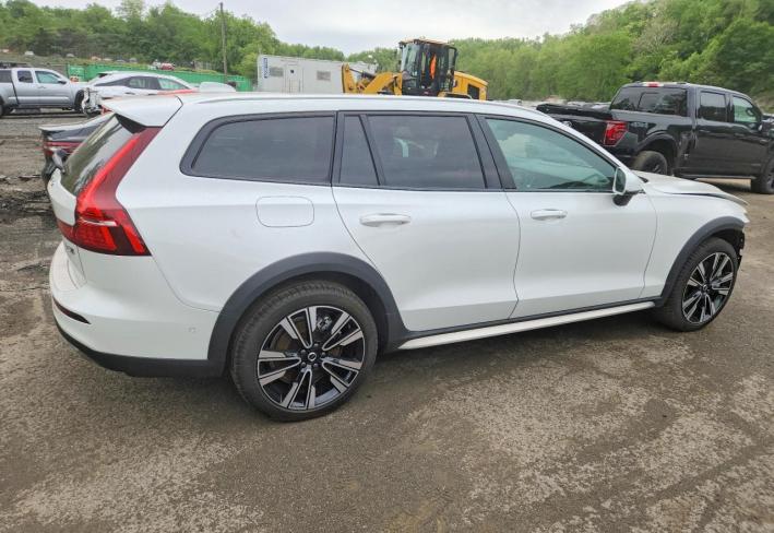 Salvage 2026 Volvo V60 Cross Country Ultra in Белый