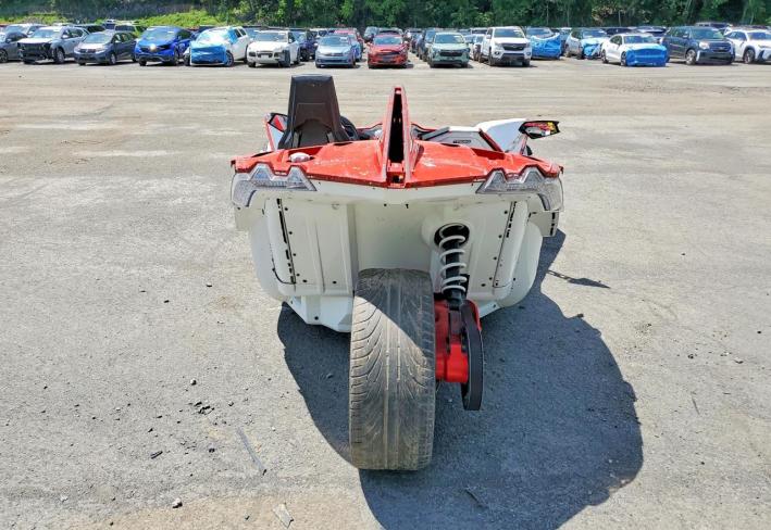 Salvage 2016 Polaris Slingshot Sl in Двухцветный