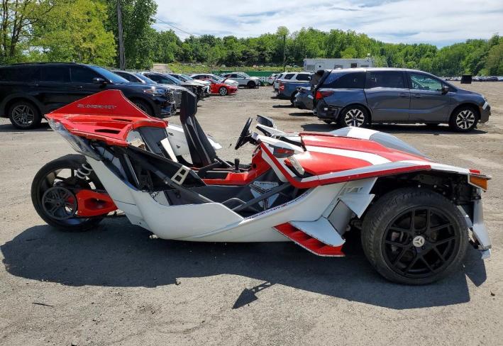 Salvage 2016 Polaris Slingshot Sl in Двухцветный