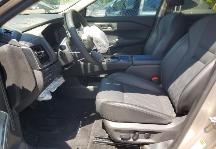 Salvage 2025 Nissan Rogue Platinum in Золотой