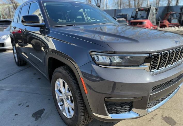 Salvage 2023 Jeep Grand Cherokee Limited in Серый