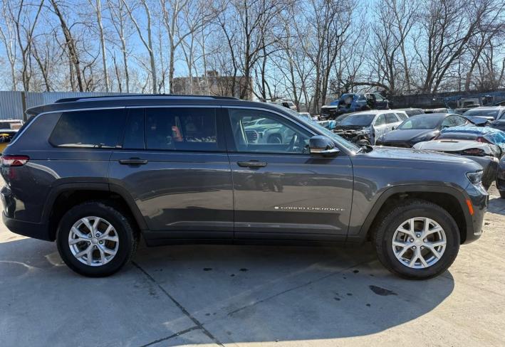 Salvage 2023 Jeep Grand Cherokee Limited in Серый