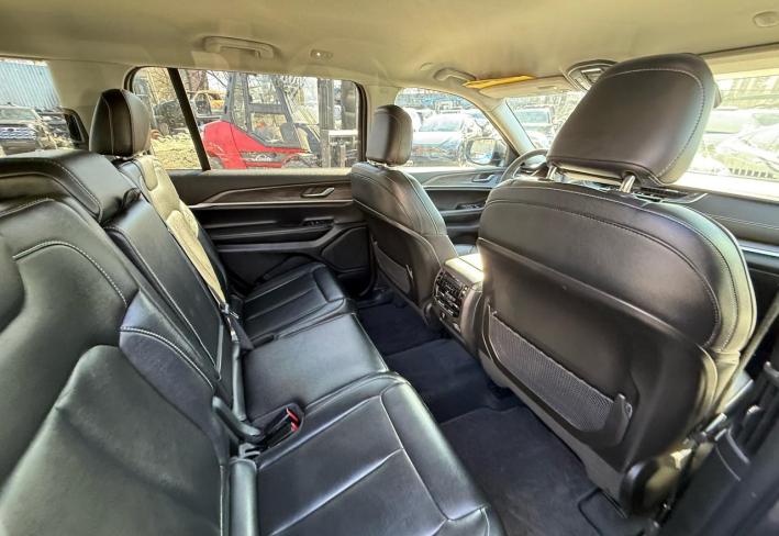 Salvage 2023 Jeep Grand Cherokee Limited in Серый