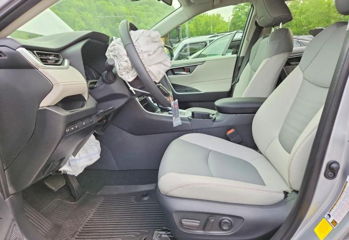 Salvage 2025 Toyota Rav4 Xle Premium in Silver