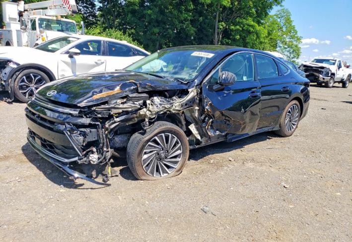 Salvage 2025 Hyundai Sonata Hybrid in Черный