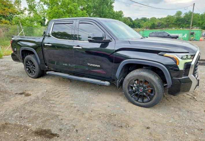 Salvage 2023 Toyota Tundra Limited in Черный