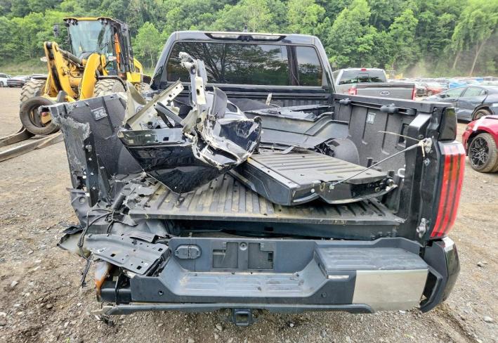 Salvage 2023 Toyota Tundra Limited in Черный