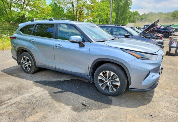 Salvage 2024 Toyota Highlander Xle in Серый