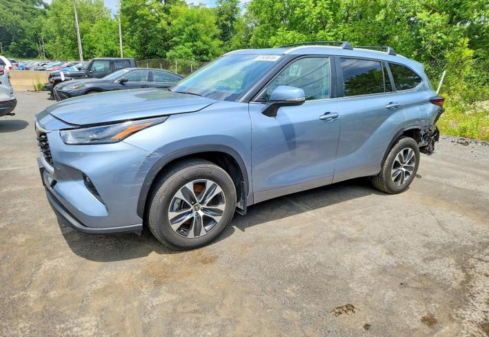 Salvage 2024 Toyota Highlander Xle in Серый