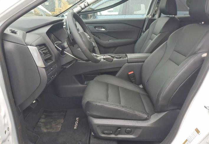 Salvage 2026 Nissan Rogue Dark Armor in Белый