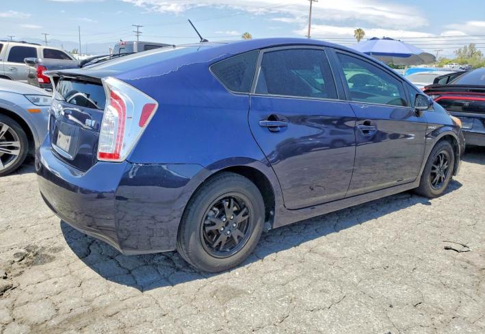 Salvage 2014 Toyota Prius Two in Синий