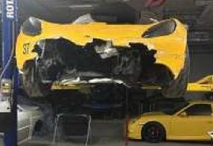 Salvage 2017 Lotus Elise Cup R in Желтый