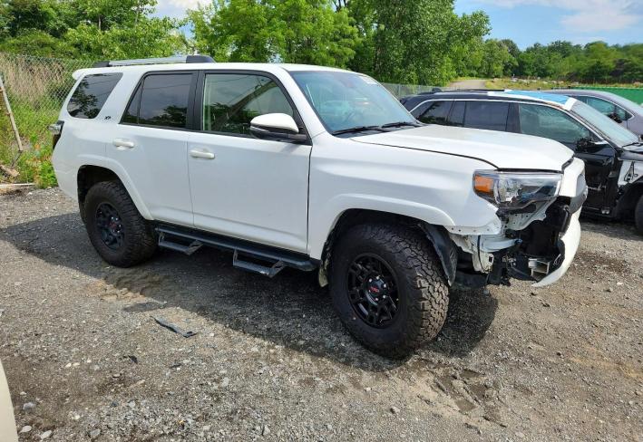 Salvage 2024 Toyota 4runner  in White