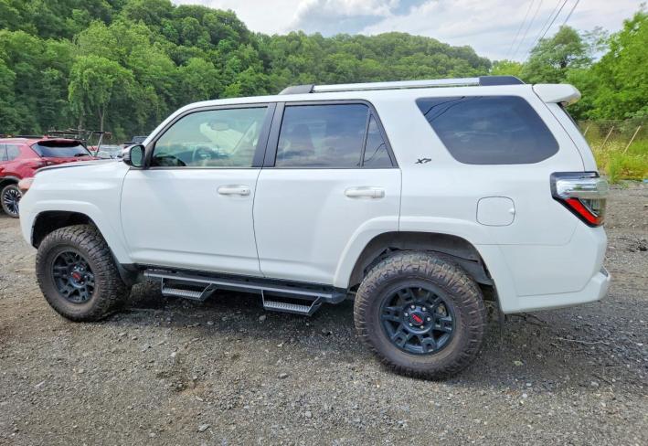 Salvage 2024 Toyota 4runner  in White