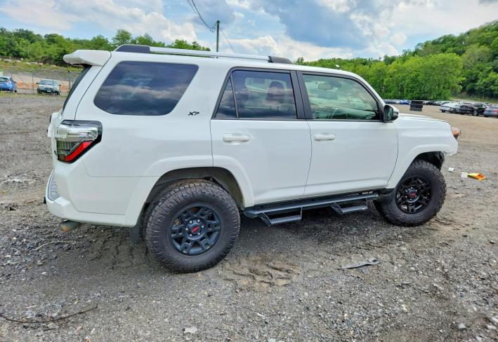Salvage 2024 Toyota 4runner  in White