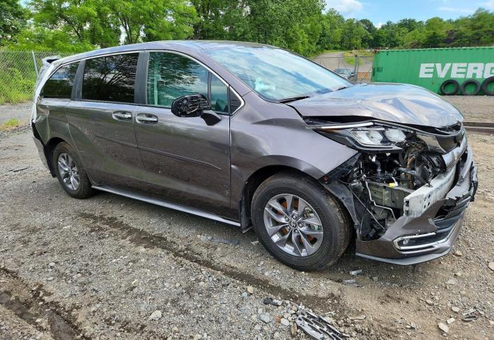 Salvage 2024 Toyota Sienna Xle in Gray