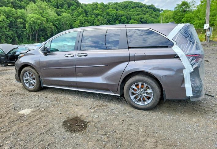 Salvage 2024 Toyota Sienna Xle in Gray