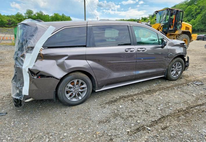 Salvage 2024 Toyota Sienna Xle in Gray