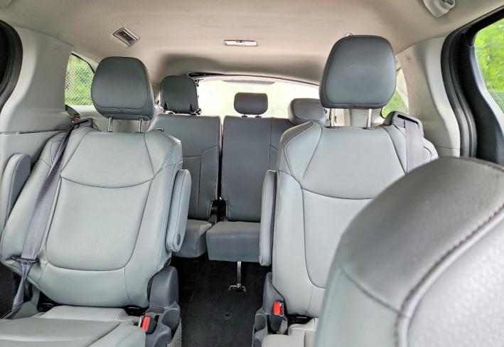 Salvage 2024 Toyota Sienna Xle in Gray