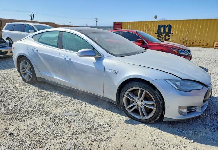 Salvage 2014 Tesla Model S  in Серебристый