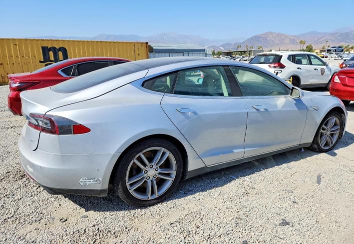 Salvage 2014 Tesla Model S  in Серебристый