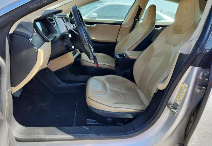 Salvage 2014 Tesla Model S  in Серебристый