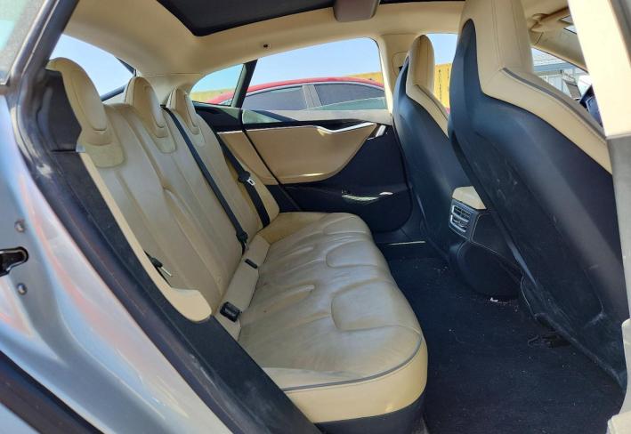 Salvage 2014 Tesla Model S  in Серебристый