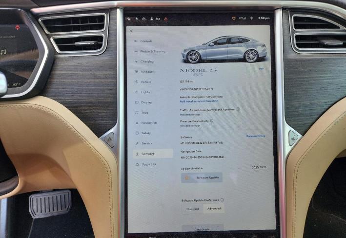 Salvage 2014 Tesla Model S  in Серебристый