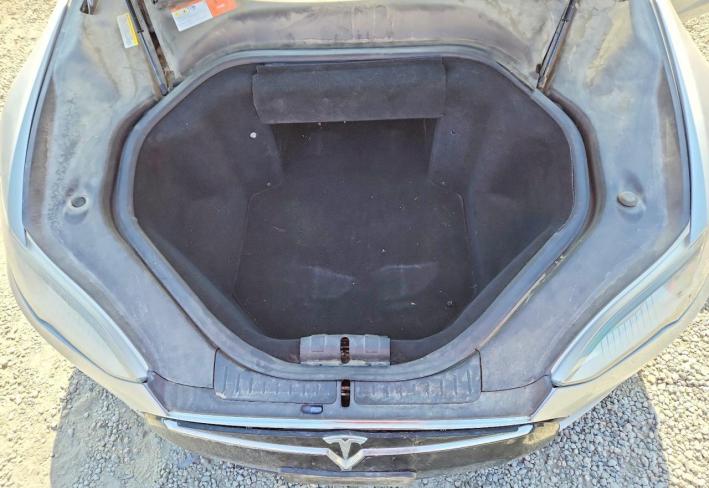 Salvage 2014 Tesla Model S  in Серебристый