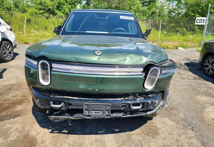 Salvage 2026 Rivian R1s Adventure in Зеленый