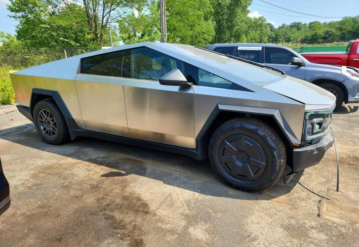 Salvage 2026 Tesla Cybertruck  in Серебристый