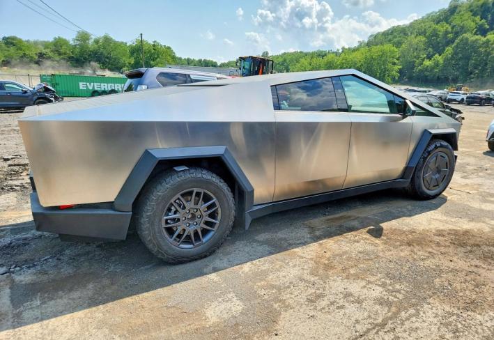 Salvage 2026 Tesla Cybertruck  in Серебристый