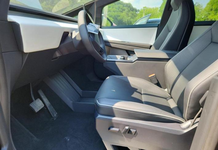 Salvage 2026 Tesla Cybertruck  in Серебристый