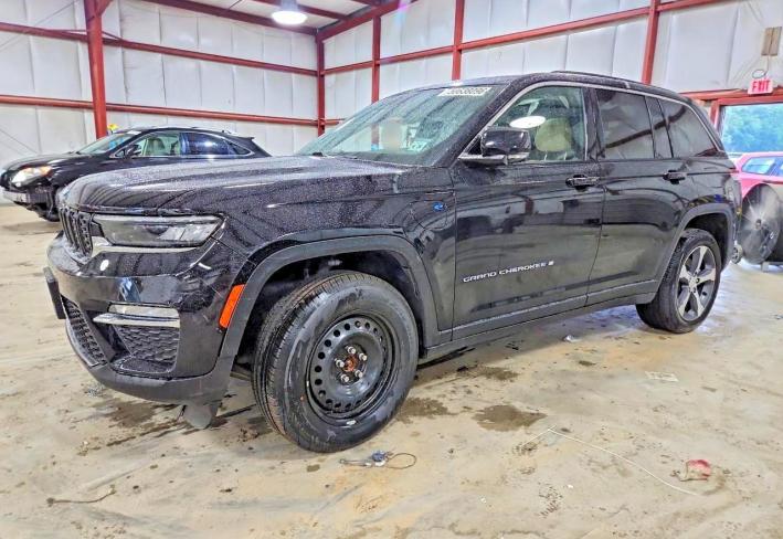 Salvage 2023 Jeep Grand Cherokee Limited in Черный