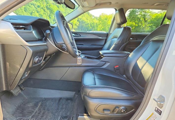Salvage 2023 Jeep Grand Cherokee L Limited in Белый