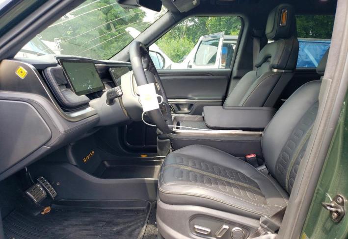 Salvage 2023 Rivian R1s Launch Edition in Зеленый