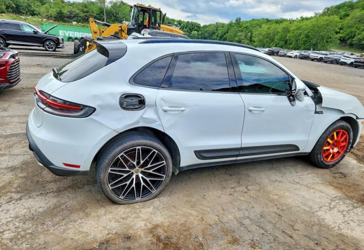 Salvage 2022 Porsche Macan  in Белый
