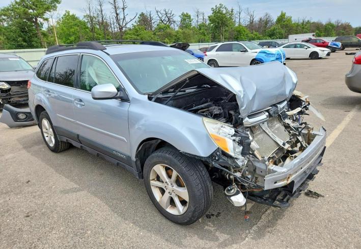 Salvage 2014 Subaru Outback Limited in Серебристый