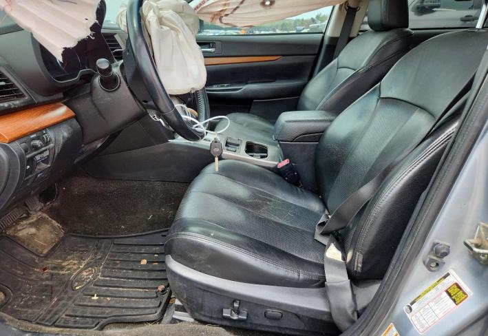 Salvage 2014 Subaru Outback Limited in Серебристый