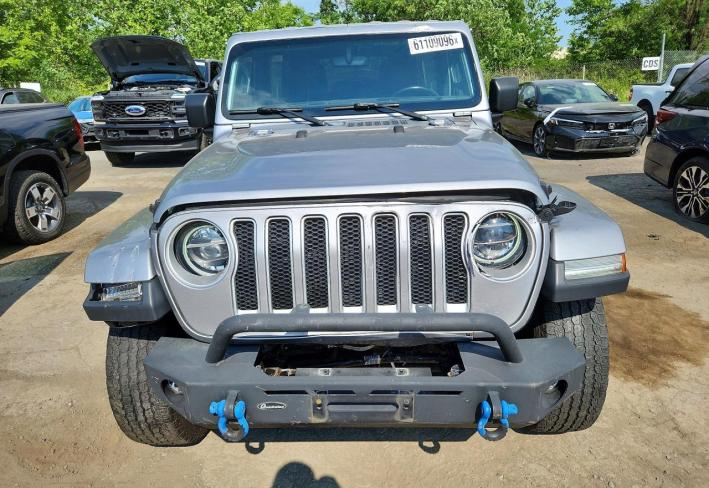 Salvage 2021 Jeep Wrangler Unlimited Sahara in Серебристый