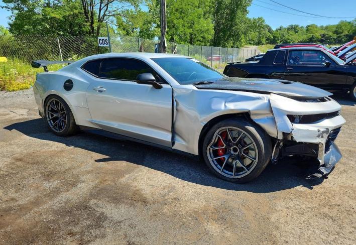 Salvage 2018 Chevrolet Camaro Zl1 in Серебристый
