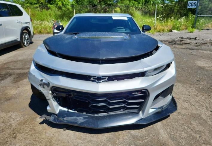 Salvage 2018 Chevrolet Camaro Zl1 in Серебристый